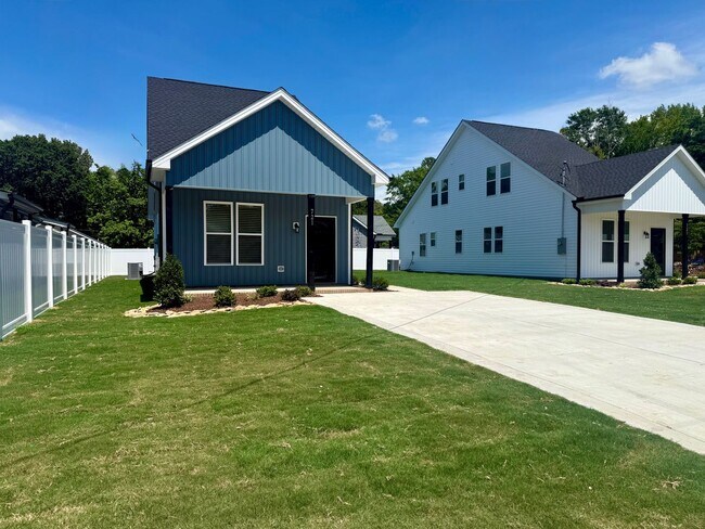 Foto del edificio - 721 Black Creek Rd S