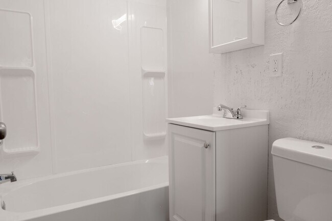 Foto del edificio - Available Now: Beautiful Three Bedroom Private Townhome!