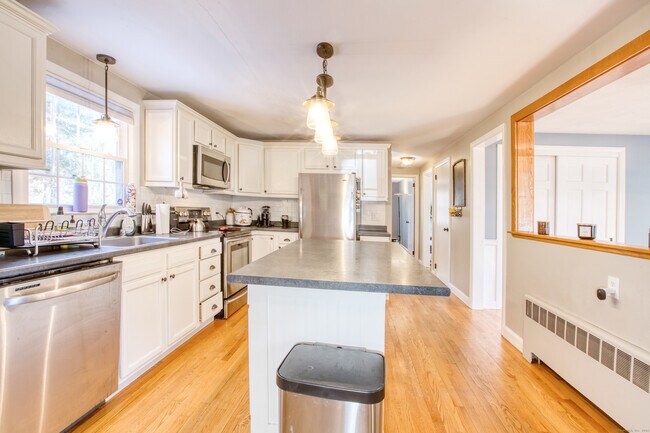 Foto del edificio - 164 Farms Village Rd