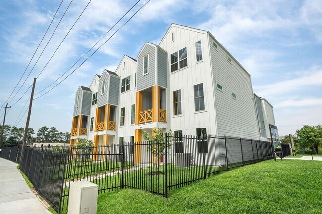 Building Photo - 3903 Pinemont Dr