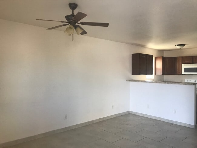 Building Photo - Great newer 2/3 close to everything