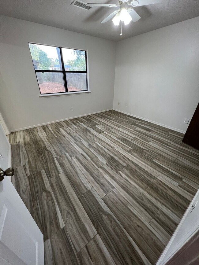 Foto del edificio - 3 Bed 2 Bath House with 2 Car Garage.