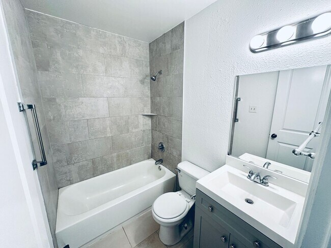 Building Photo - 5500 Rose Hill Cir