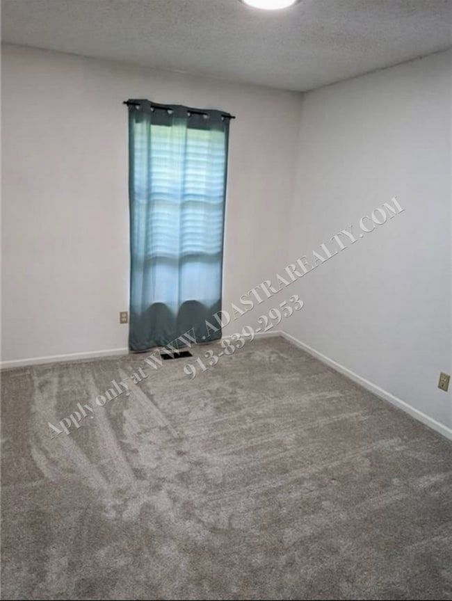 Building Photo - Spacious 3 Bed 2 Bath Duplex in Blue Sprin...