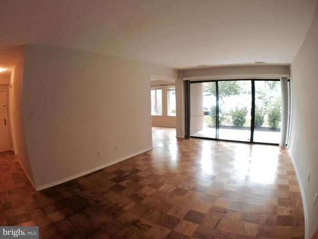 Foto del edificio - 11405 Commonwealth Dr