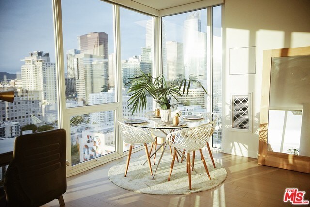 Foto del edificio - 1050 S Grand Ave