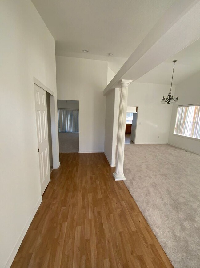 Building Photo - Beautiful Single Level Home on Corner Lot ...