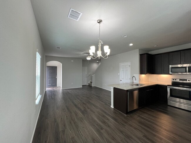 Building Photo - Luxury 3/2 Townhouse in Seguin, Texas