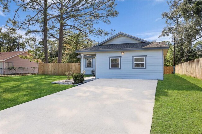 Building Photo - 19 Robin Hood Dr