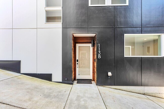 Foto del edificio - Great modern home located i n Madison Valley