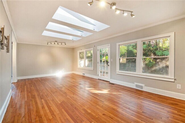 Foto del edificio - 607 Lakeshore Dr NE