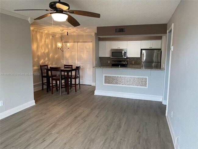 Building Photo - 5321 Summerlin Rd