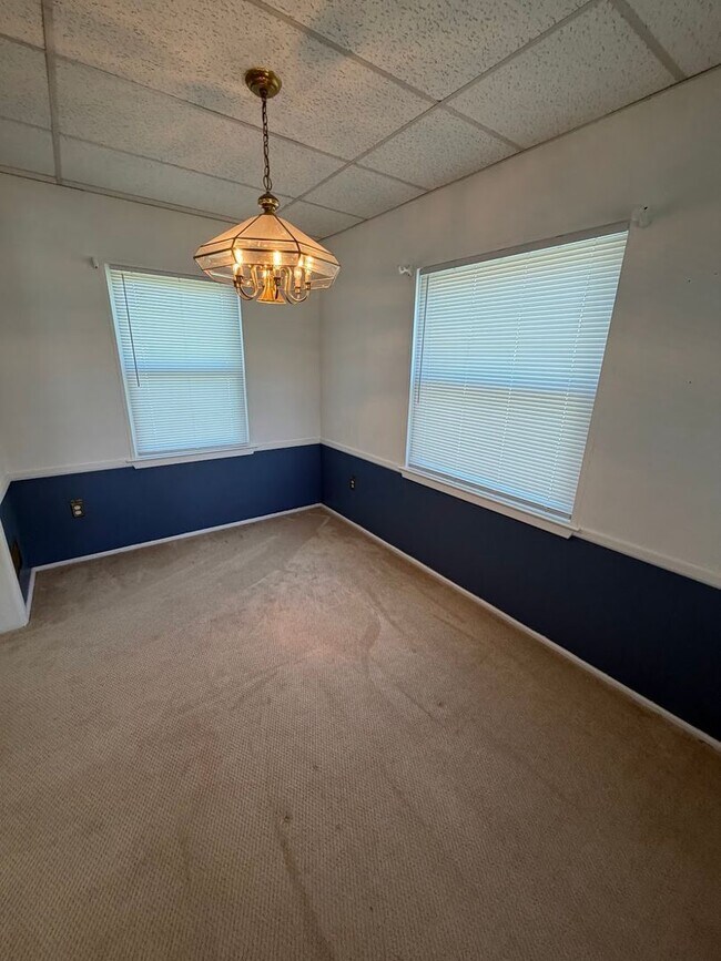 Foto del edificio - 3 Bedroom, 2 Full Bath Home with 4-Season Room, Garage & Large Lot