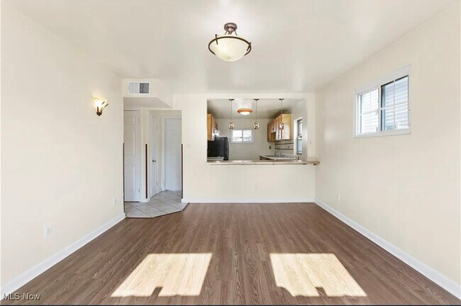 Foto del edificio - 3836 W 117th St