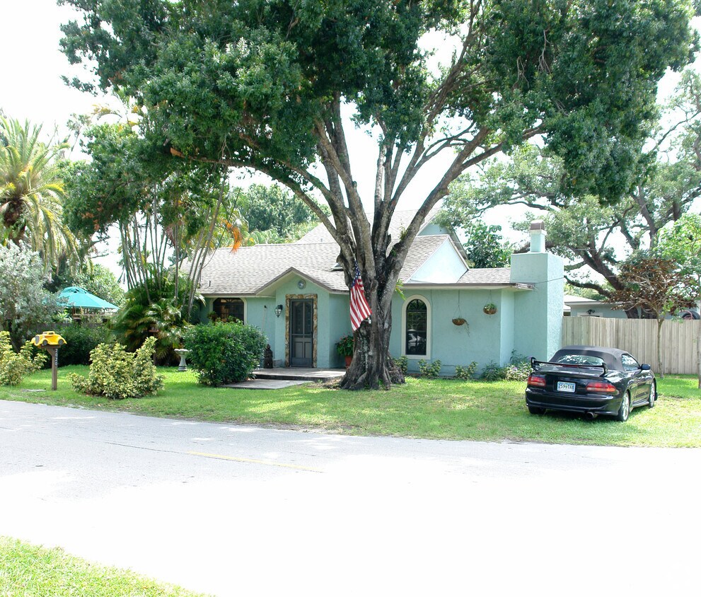 Primary Photo - 2020 SW 18th Ave