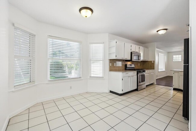 Foto del edificio - 1102 Crestview St