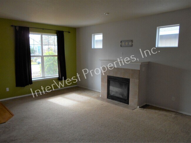 Foto del edificio - West Salem Beauty!!! 3bd 2ba home with fireplace, high ceilings, 2 car garage and a fenced yard!