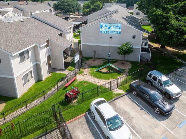 Foto del edificio - 15100 Golden Eagle Dr