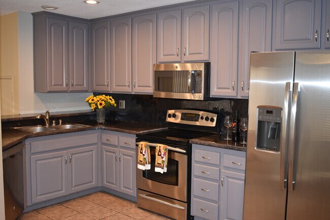 Building Photo - 2 Story 3 Bedroom 2.5 Bath Townhome with A...