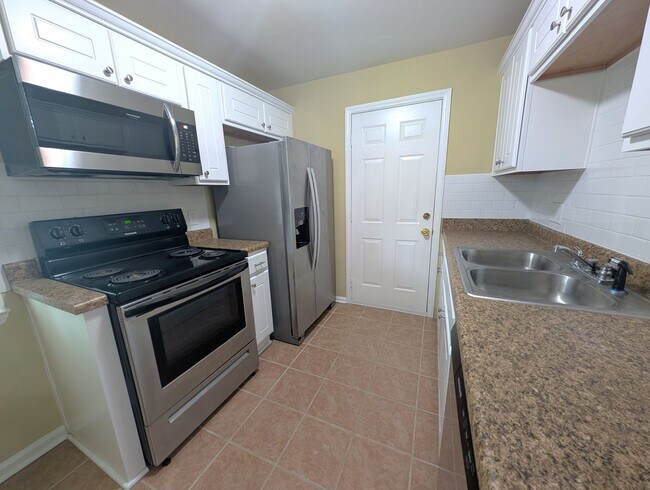 Building Photo - Minutes from Uptown/I-85/I-485!  100% Upgr...