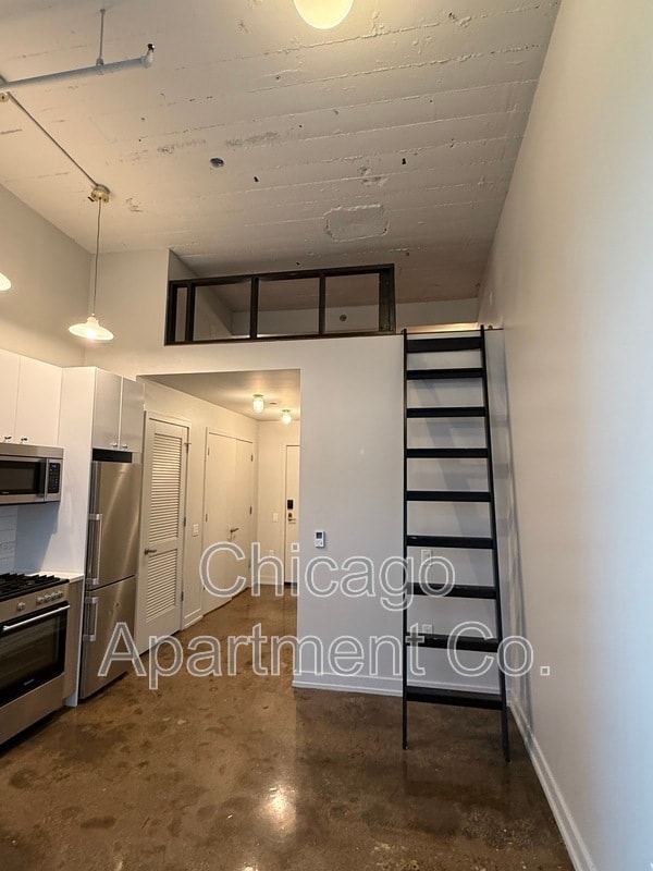 Building Photo - 700 N La Salle Dr