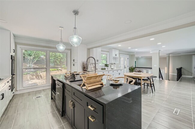 Foto del edificio - High-End Fully Furnished Luxury Gated French Chateau behind Dunwoody Country Club