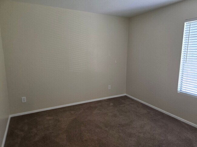 Foto del edificio - spacious 5 bedrooms 3 bathroom 2221 sq ft ...