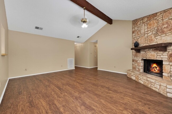 Building Photo - 3 bedroom 2 bath in the well sought subdivision of Great Northwest!