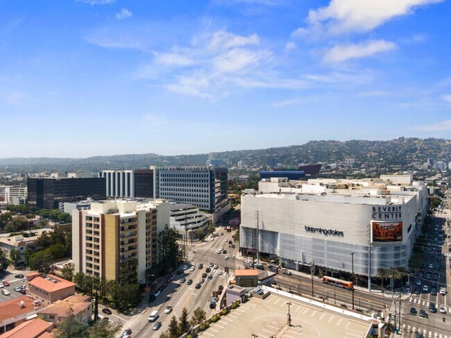 Foto del edificio - 321 S San Vicente Blvd