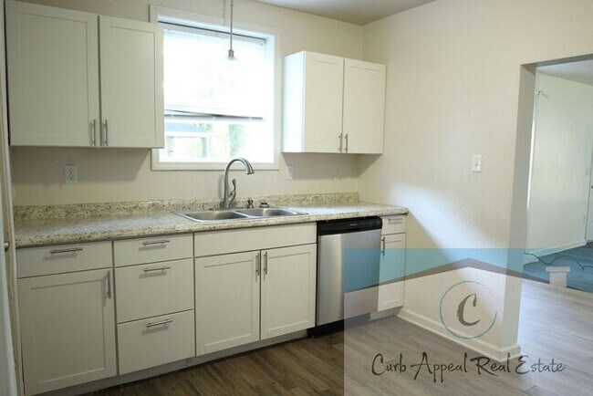 Building Photo - Beautifully renovated 3 bedroom, 2 bath home with fenced back yard!!