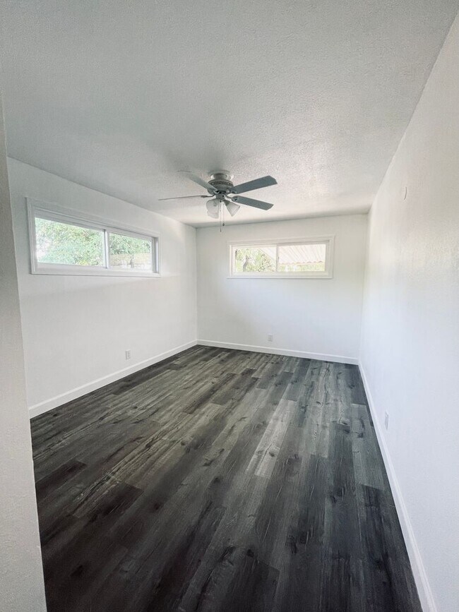 Building Photo - Spacious Duplex w/ New Upgrades!!