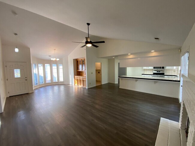 Building Photo - NW Visalia home available now!