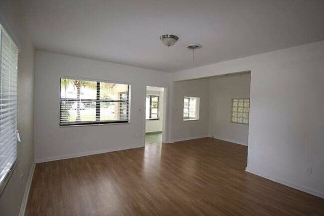 Building Photo - 1495 NE 176th St