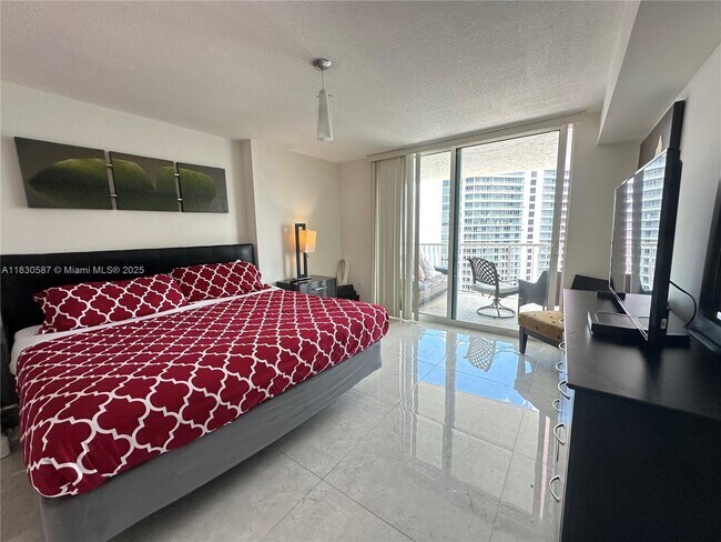 Building Photo - 1200 Brickell Bay Dr