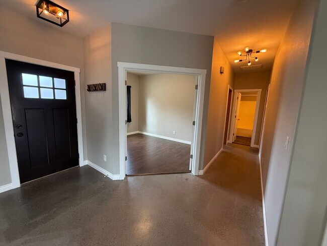 Building Photo - Fantastic 3 Bed/2 Bath Single Family Home in SE Bend