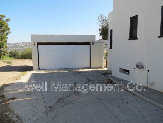 Foto del edificio - 8458 Golden Ave
