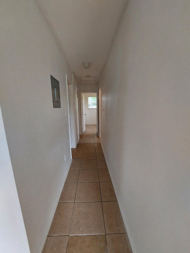 Building Photo - 3085 Royal Palm Ave