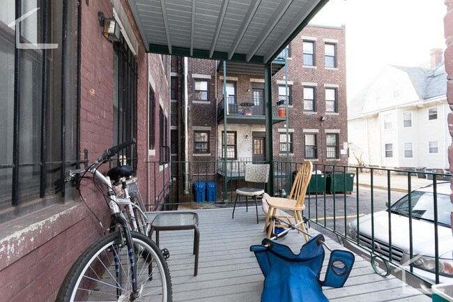 Building Photo - 27 Glenville Ave