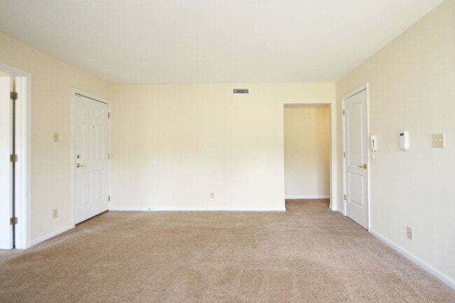 Building Photo - Pet-Friendly Villas at Southern Ridge Apar...