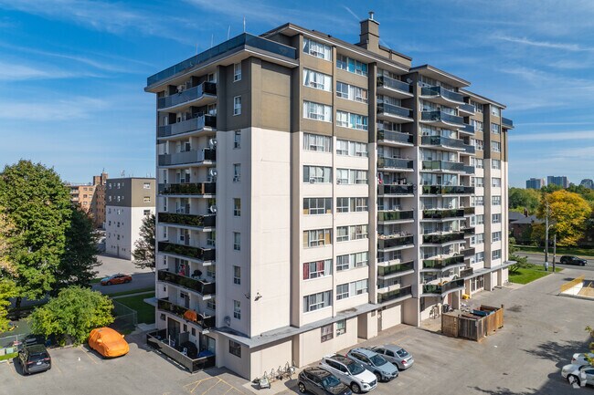 Photo du bâtiment - 4866 Bathurst Street Apartments