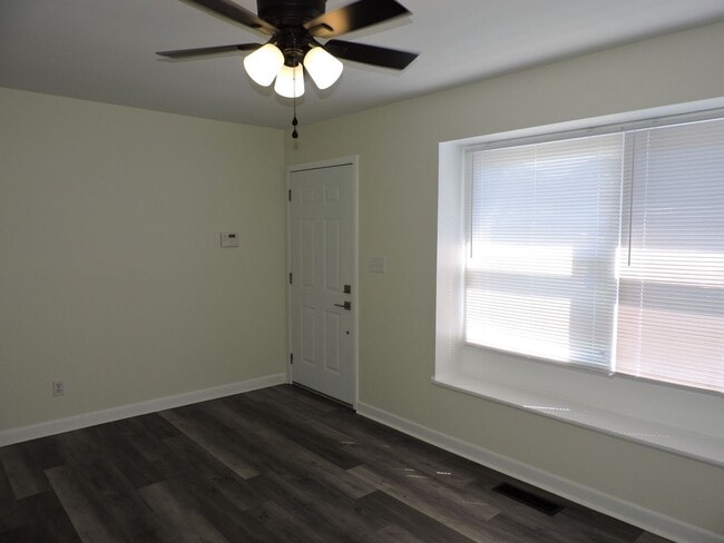 Building Photo - Convenient Norttheast location!
