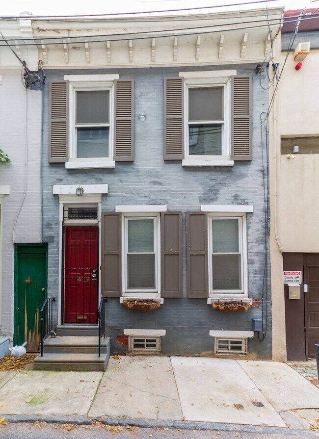 Foto del edificio - Charming 2 Bedroom 1 bath Row near Rittenh...