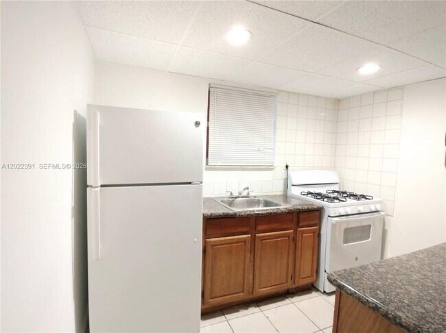 Foto del edificio - 1265 W 24th St