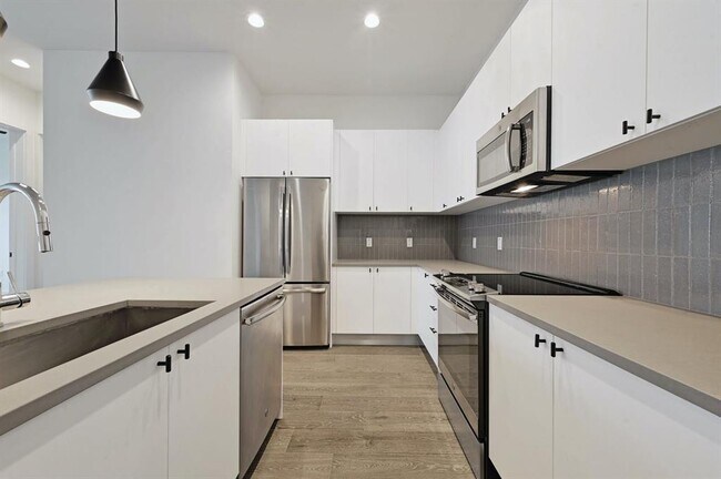 Building Photo - 800 Embassy Dr