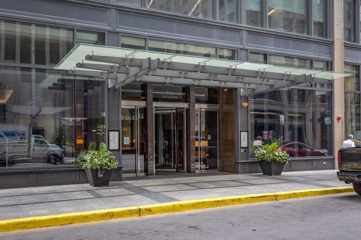 Foto principal - 60 E Monroe St