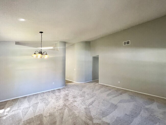 Building Photo - Move in Ready 4/2 Home in Waterford Lakes!