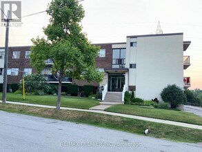 Building Photo - 40-40 Torbolton Dr