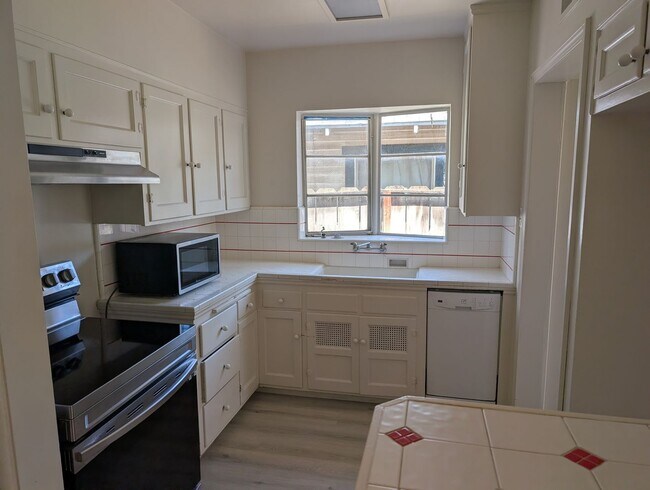 Foto del edificio - Taylor Wheeler built Fresno High Area home offering wonderful amenities + separate 1 bedroom suite.