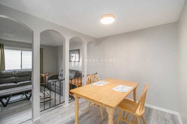 Building Photo - Furnished Bellevue Townhome
