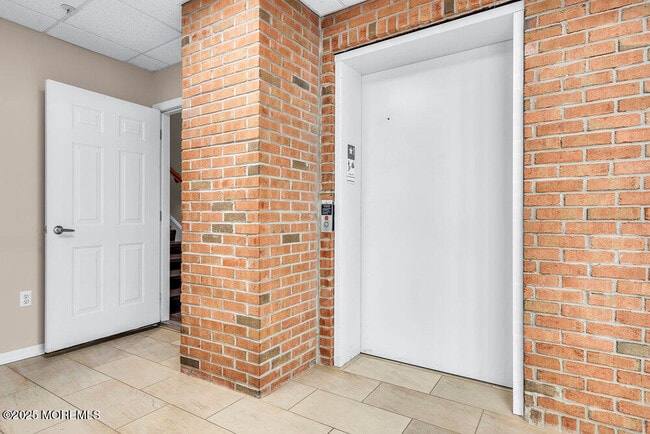 Building Photo - 580 E Main St